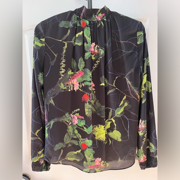 Stunning Aritzia’s Babaton floral top - Picture 3 of 8